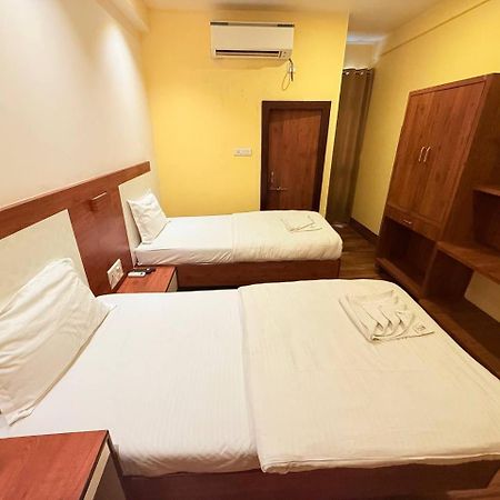 Shivam Hotel Varanasi - Near Kashi Vishwanath Temple With Parking And Lift المظهر الخارجي الصورة