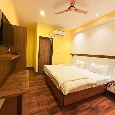 Shivam Hotel Varanasi - Near Kashi Vishwanath Temple With Parking And Lift المظهر الخارجي الصورة