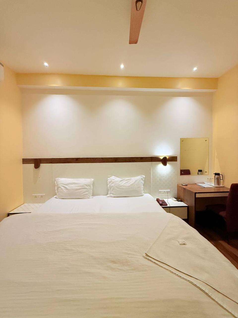 Shivam Hotel Varanasi - Near Kashi Vishwanath Temple With Parking And Lift المظهر الخارجي الصورة