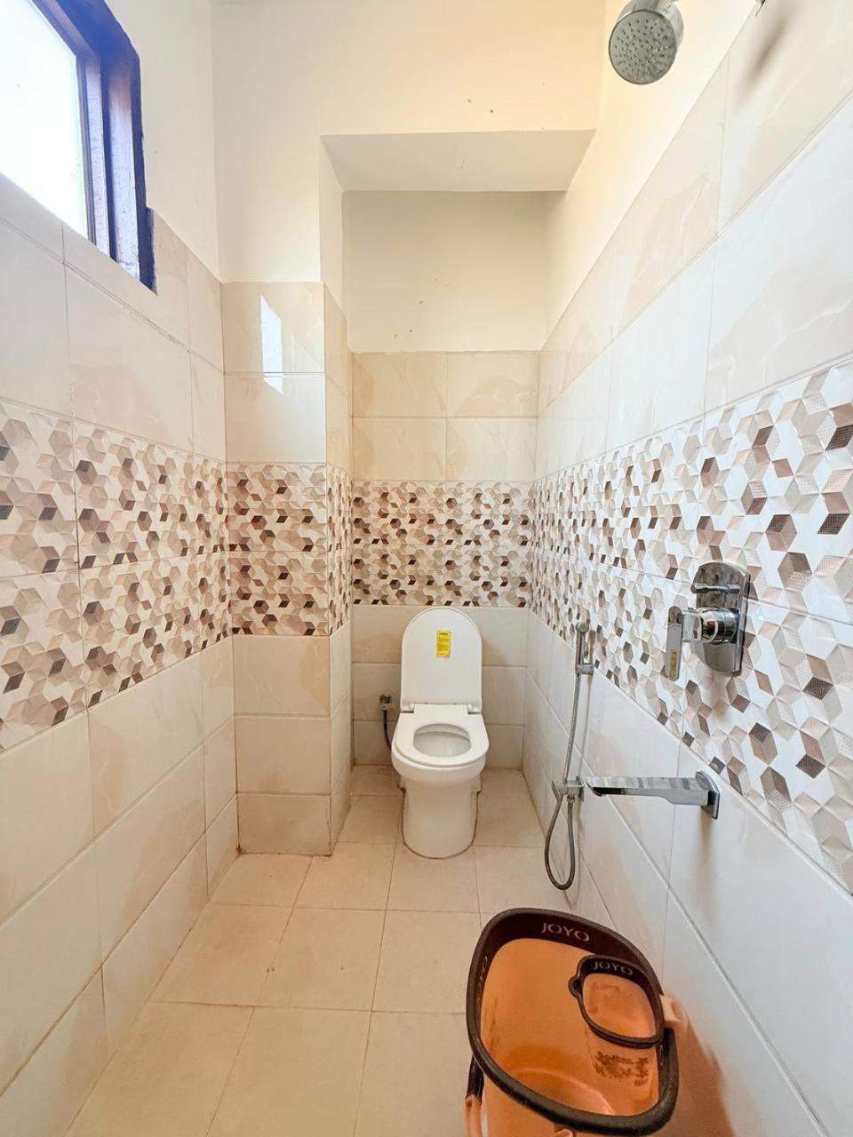 Shivam Hotel Varanasi - Near Kashi Vishwanath Temple With Parking And Lift المظهر الخارجي الصورة