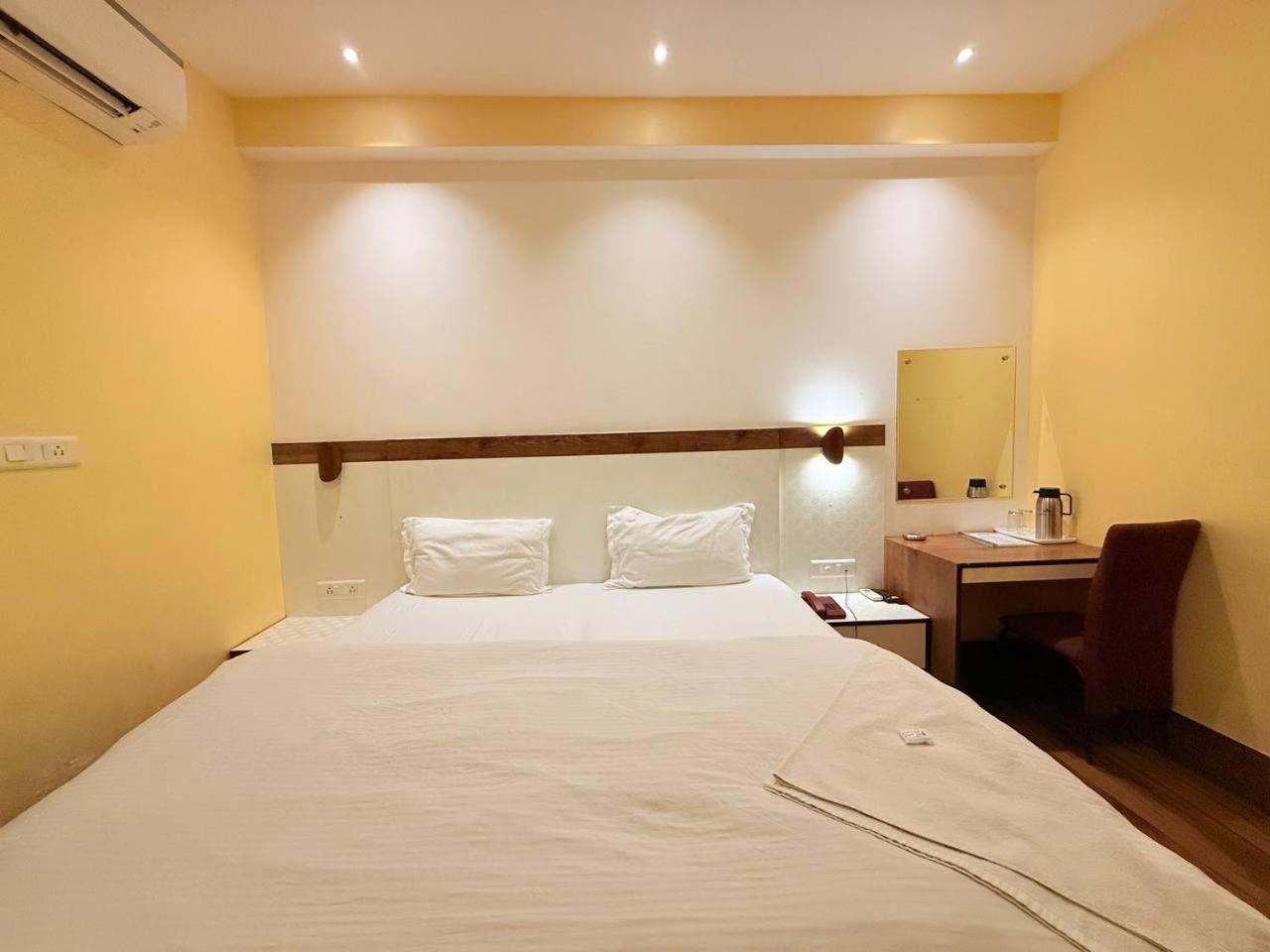 Shivam Hotel Varanasi - Near Kashi Vishwanath Temple With Parking And Lift المظهر الخارجي الصورة