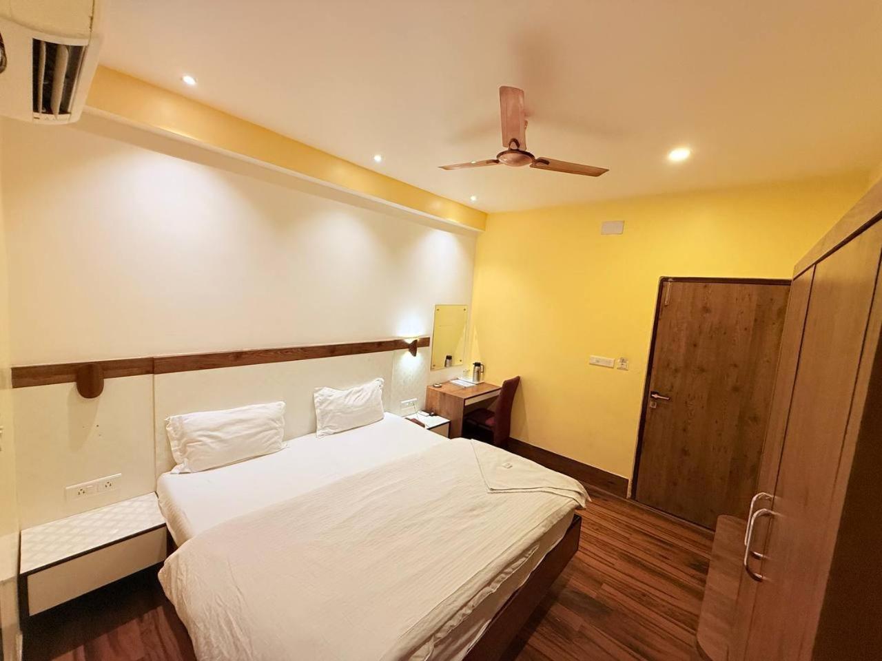 Shivam Hotel Varanasi - Near Kashi Vishwanath Temple With Parking And Lift المظهر الخارجي الصورة