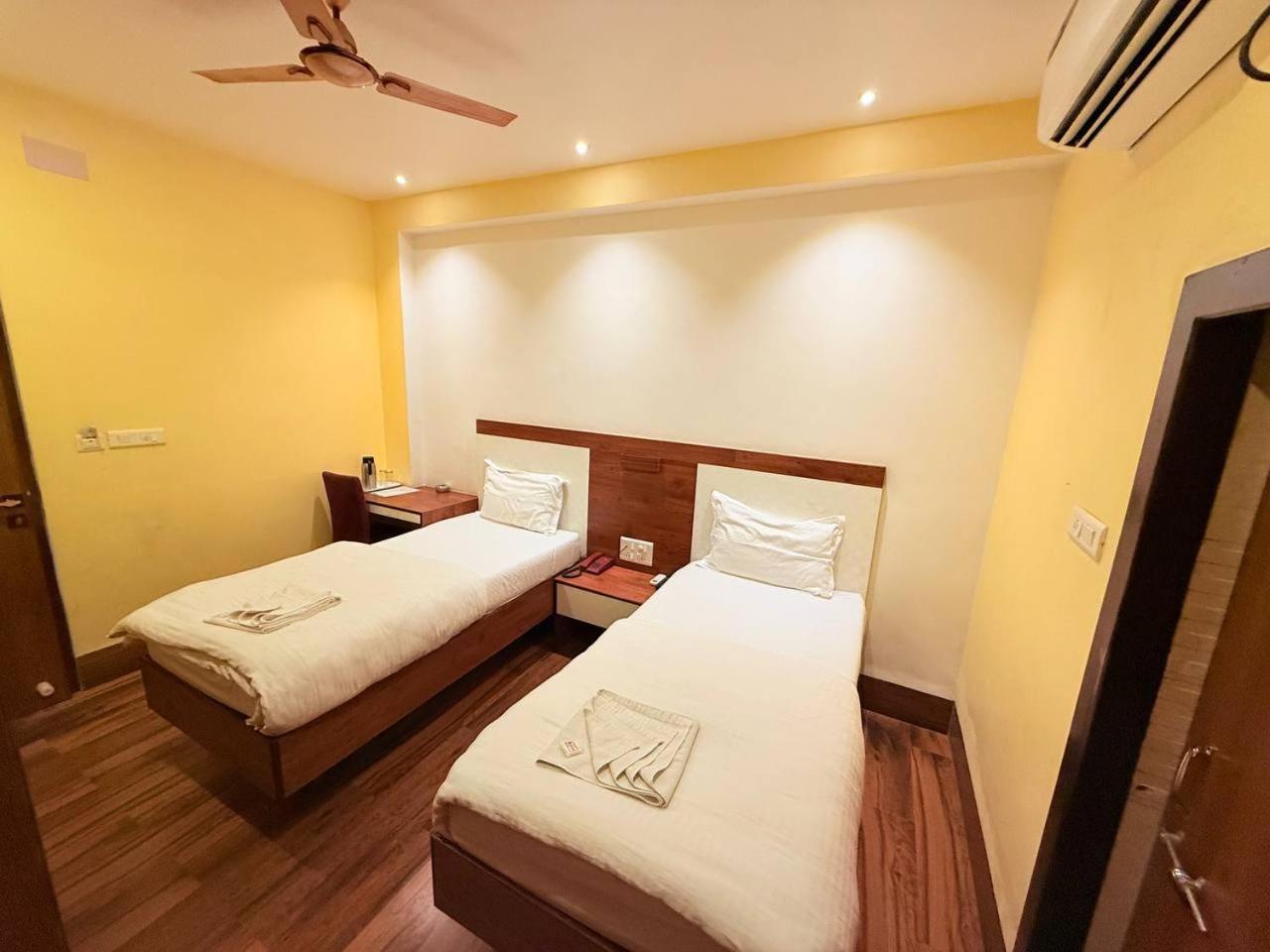 Shivam Hotel Varanasi - Near Kashi Vishwanath Temple With Parking And Lift المظهر الخارجي الصورة