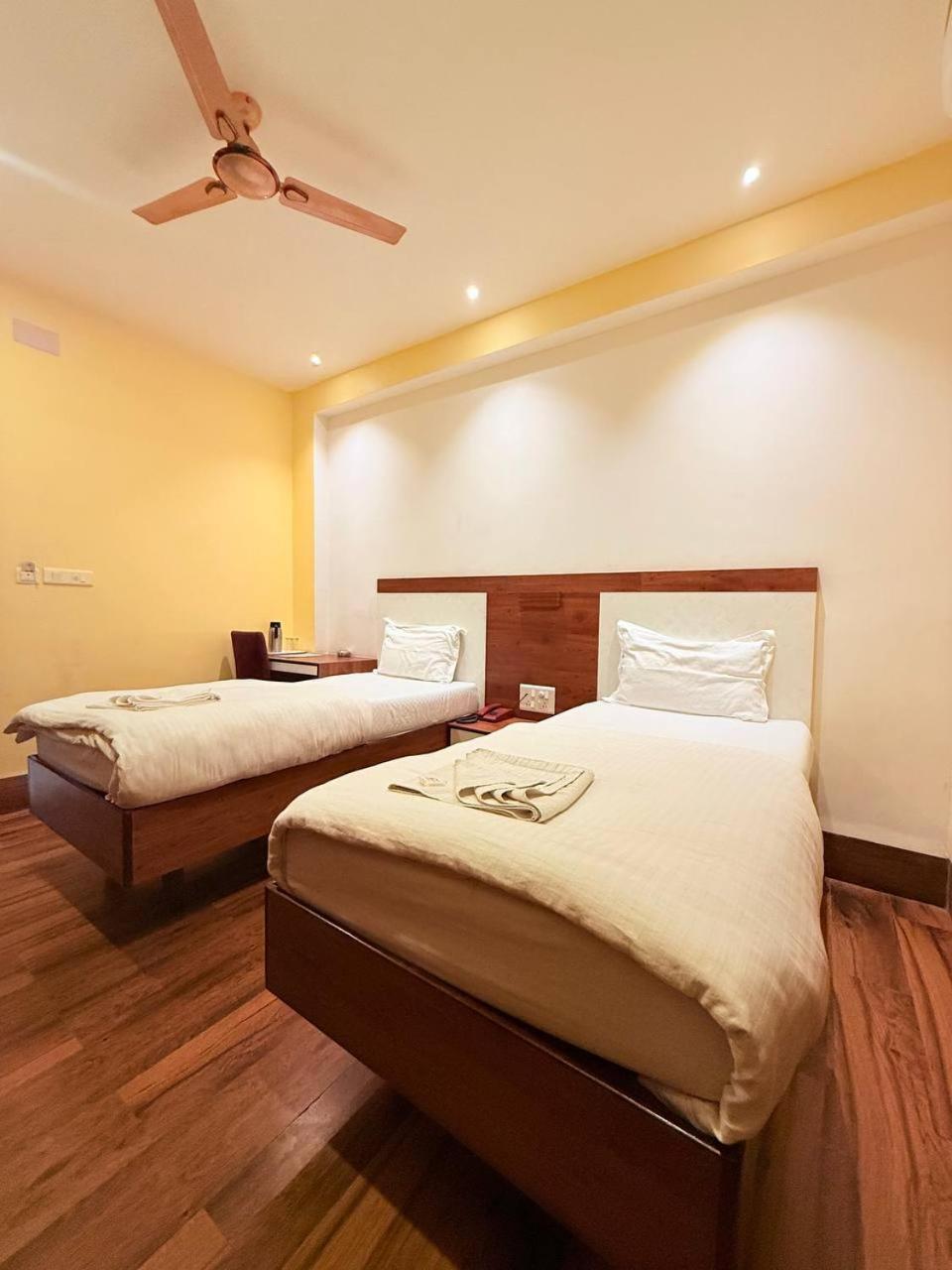 Shivam Hotel Varanasi - Near Kashi Vishwanath Temple With Parking And Lift المظهر الخارجي الصورة