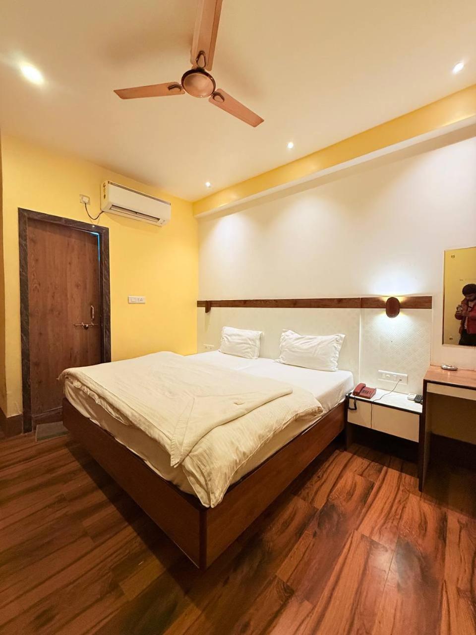Shivam Hotel Varanasi - Near Kashi Vishwanath Temple With Parking And Lift المظهر الخارجي الصورة