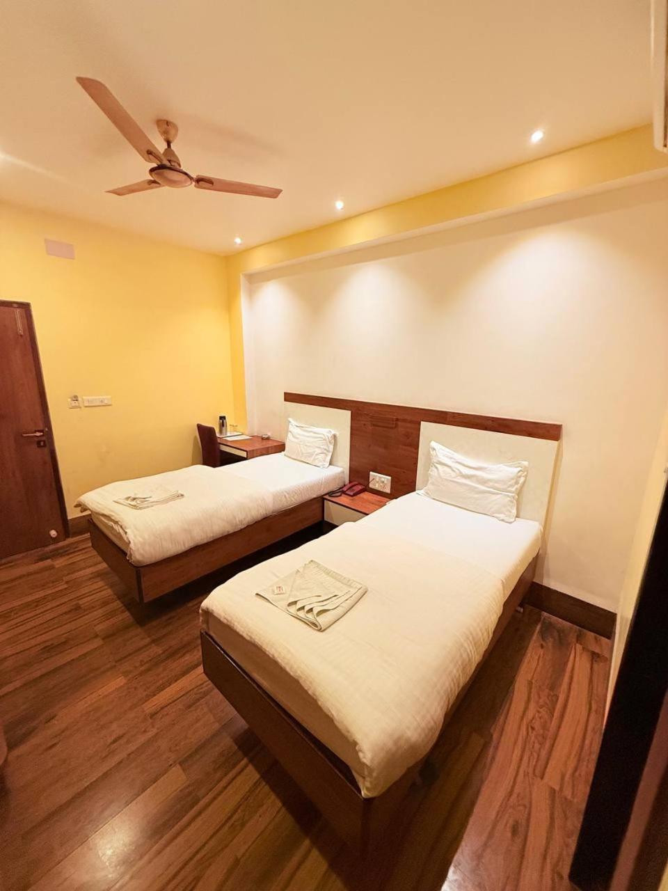 Shivam Hotel Varanasi - Near Kashi Vishwanath Temple With Parking And Lift المظهر الخارجي الصورة