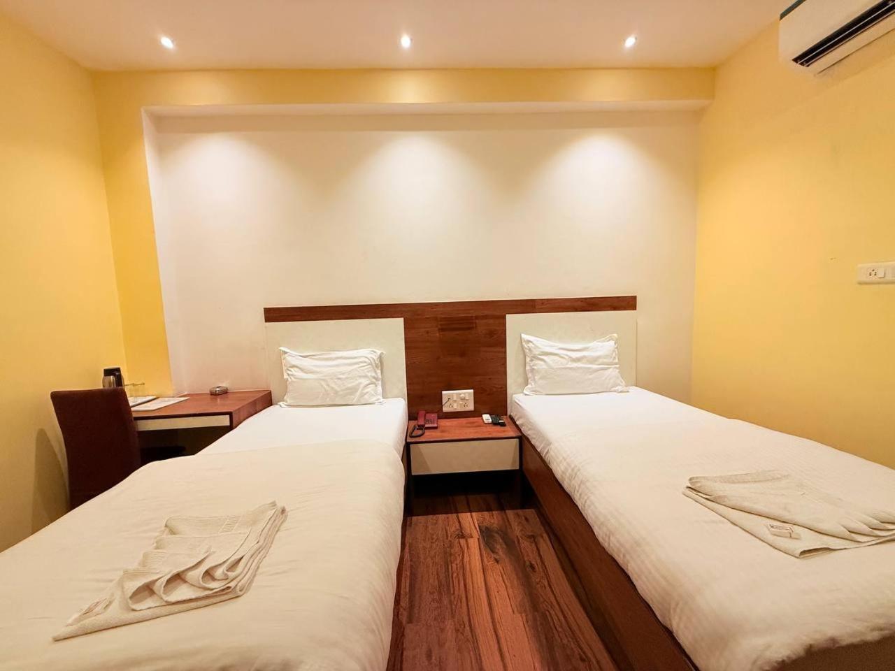 Shivam Hotel Varanasi - Near Kashi Vishwanath Temple With Parking And Lift المظهر الخارجي الصورة