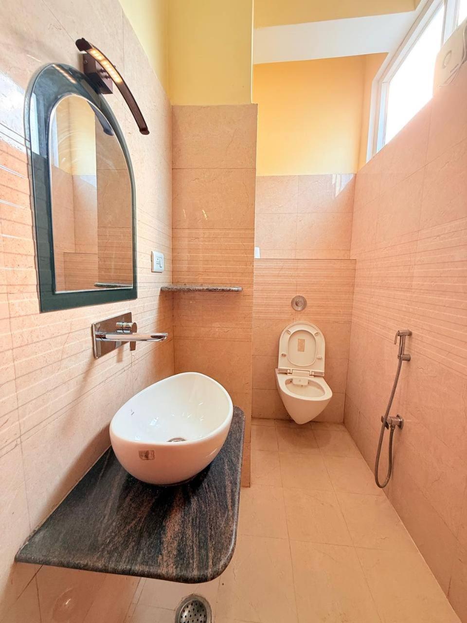 Shivam Hotel Varanasi - Near Kashi Vishwanath Temple With Parking And Lift المظهر الخارجي الصورة
