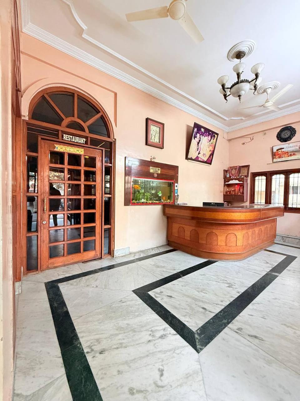 Shivam Hotel Varanasi - Near Kashi Vishwanath Temple With Parking And Lift المظهر الخارجي الصورة