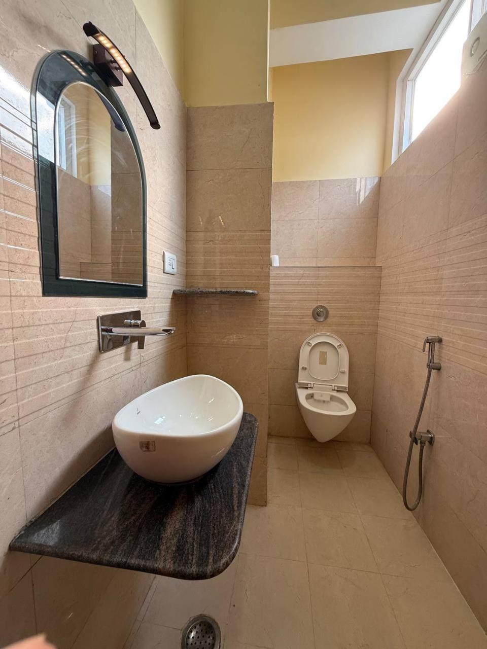 Shivam Hotel Varanasi - Near Kashi Vishwanath Temple With Parking And Lift المظهر الخارجي الصورة