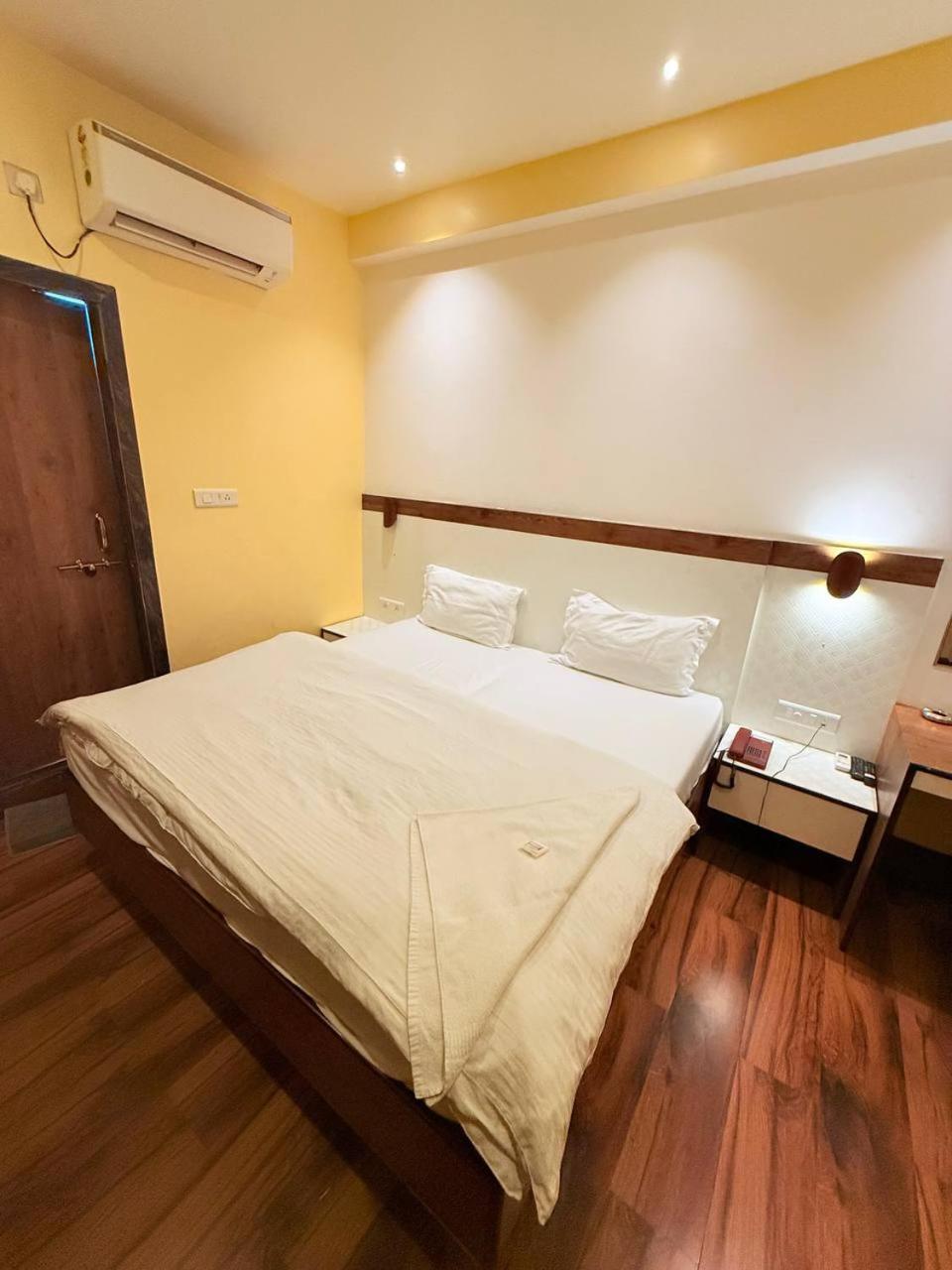 Shivam Hotel Varanasi - Near Kashi Vishwanath Temple With Parking And Lift المظهر الخارجي الصورة