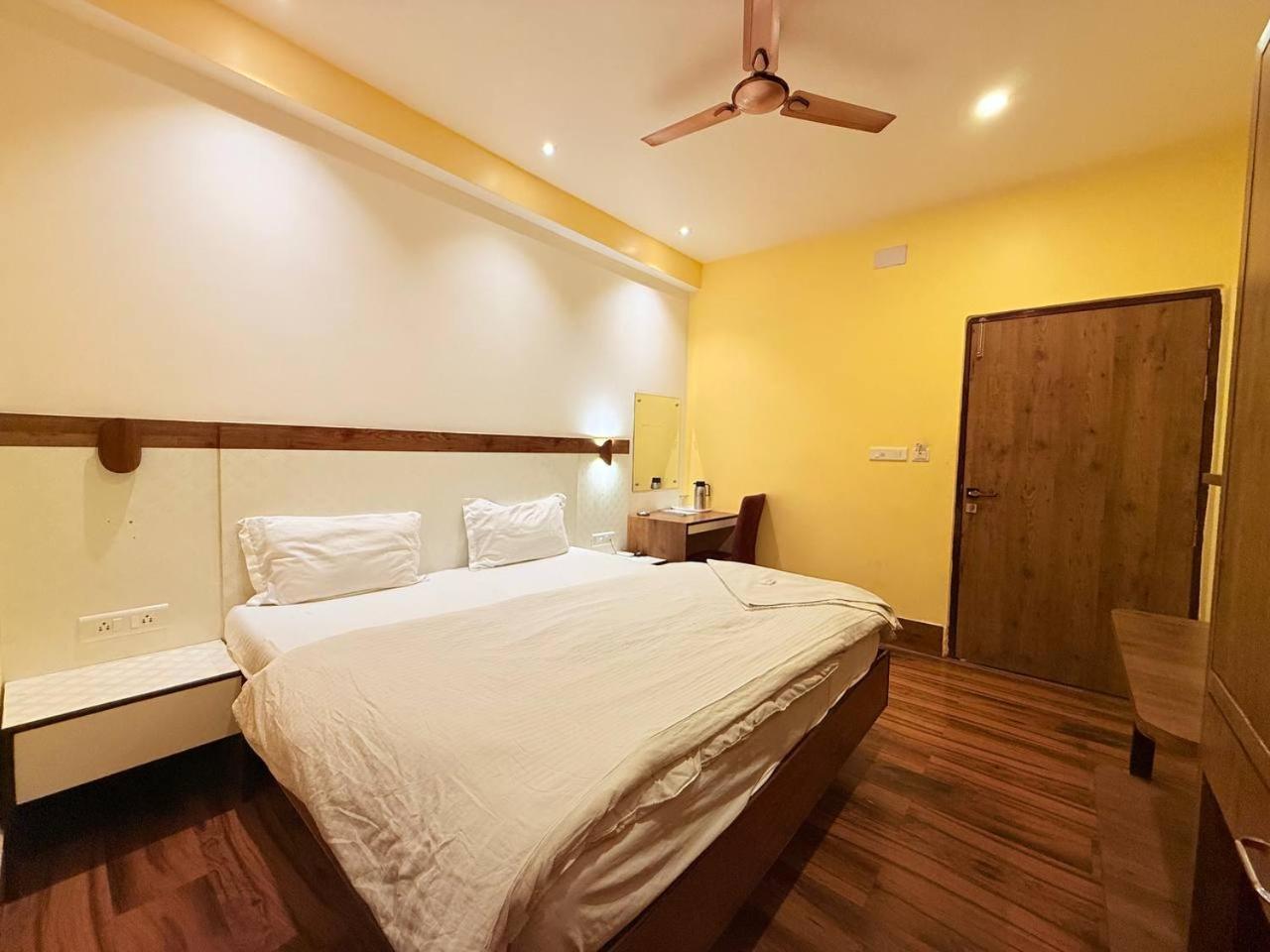 Shivam Hotel Varanasi - Near Kashi Vishwanath Temple With Parking And Lift المظهر الخارجي الصورة