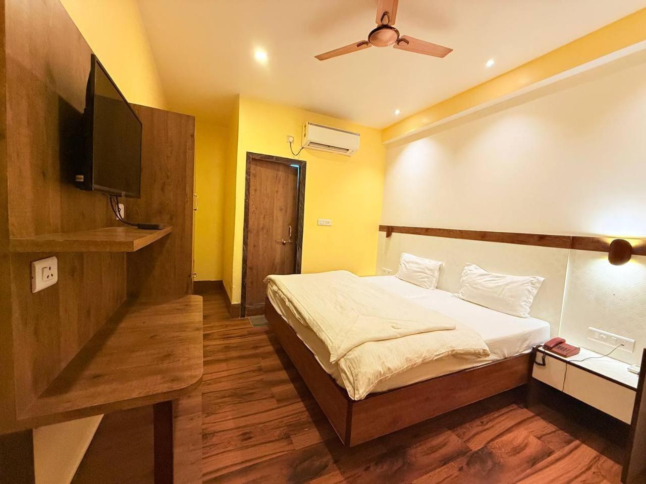Shivam Hotel Varanasi - Near Kashi Vishwanath Temple With Parking And Lift المظهر الخارجي الصورة