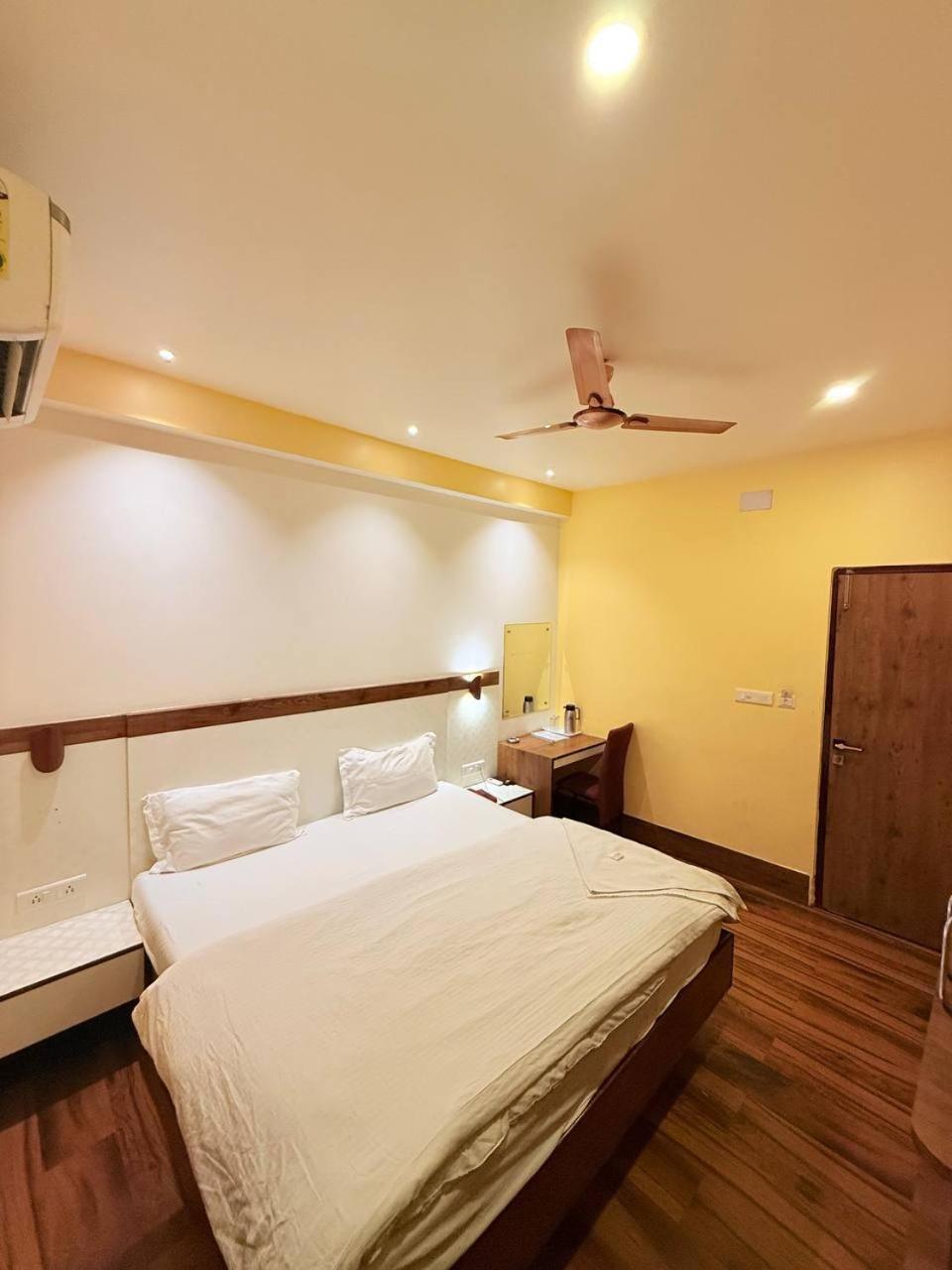 Shivam Hotel Varanasi - Near Kashi Vishwanath Temple With Parking And Lift المظهر الخارجي الصورة
