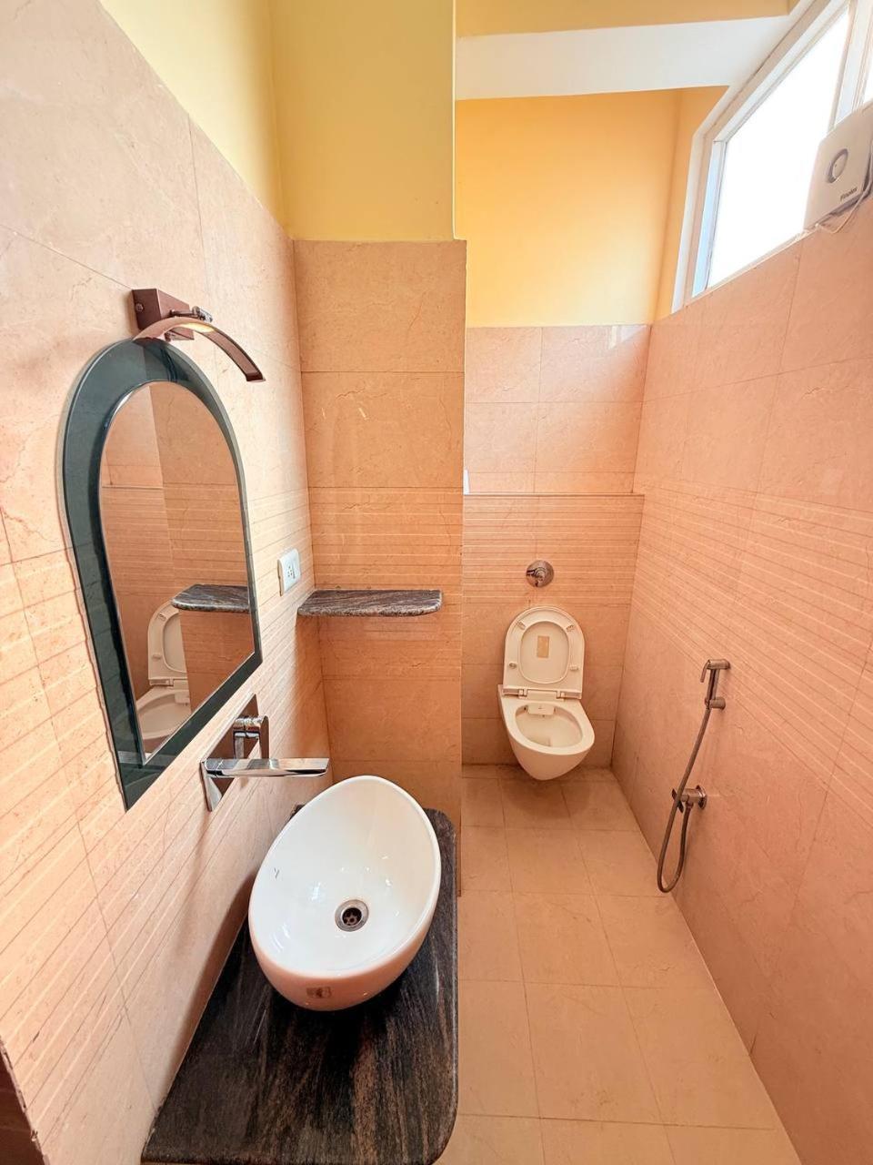 Shivam Hotel Varanasi - Near Kashi Vishwanath Temple With Parking And Lift المظهر الخارجي الصورة