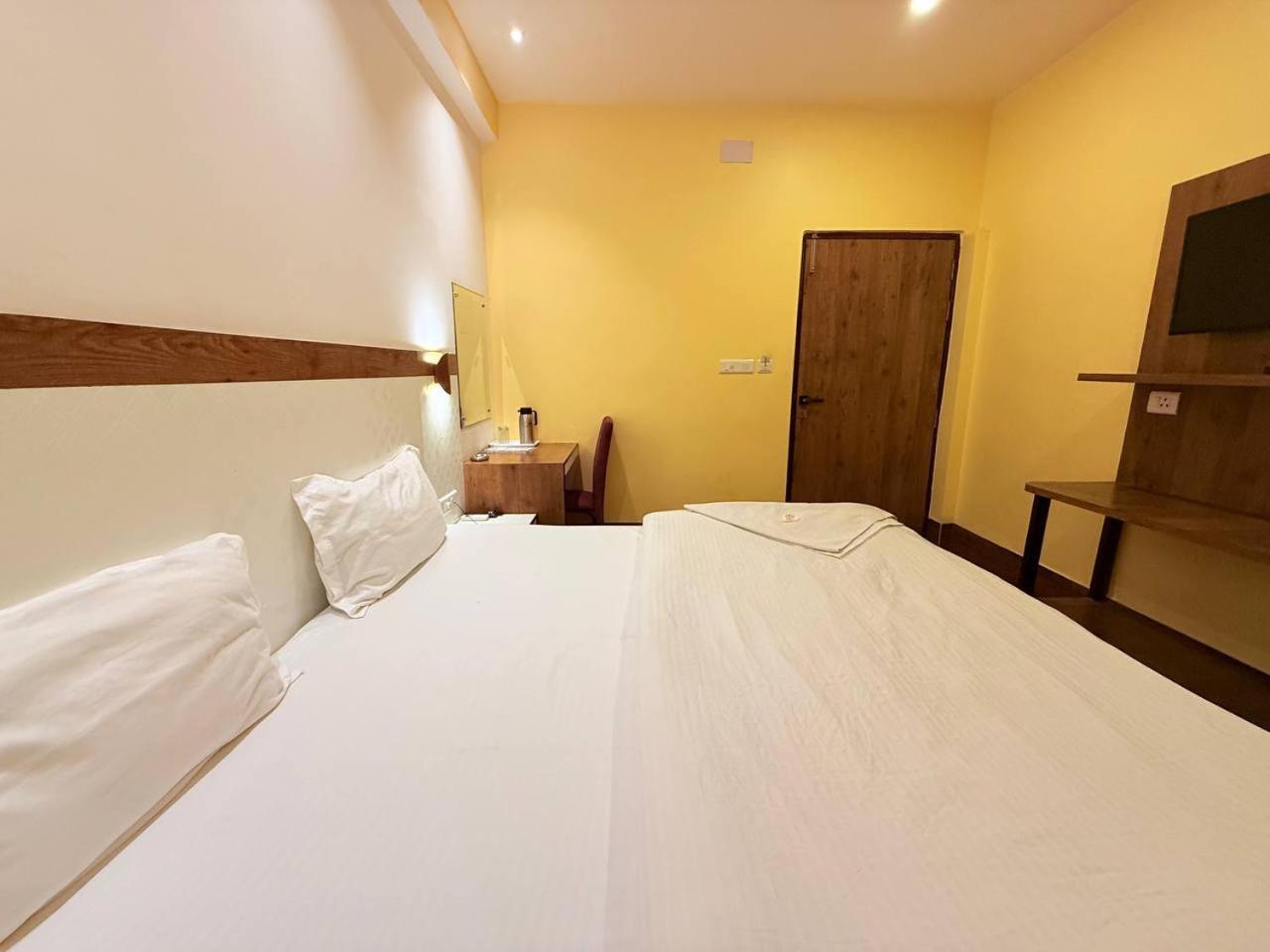 Shivam Hotel Varanasi - Near Kashi Vishwanath Temple With Parking And Lift المظهر الخارجي الصورة
