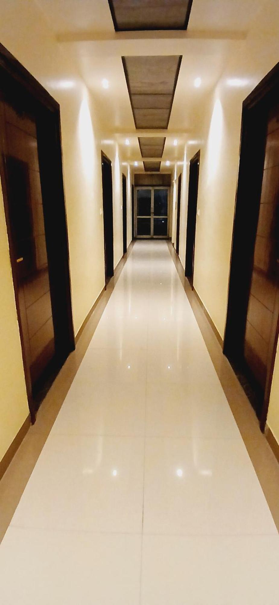 Shivam Hotel Varanasi - Near Kashi Vishwanath Temple With Parking And Lift المظهر الخارجي الصورة