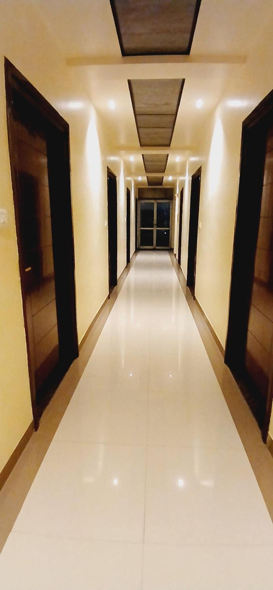 Shivam Hotel Varanasi - Near Kashi Vishwanath Temple With Parking And Lift المظهر الخارجي الصورة