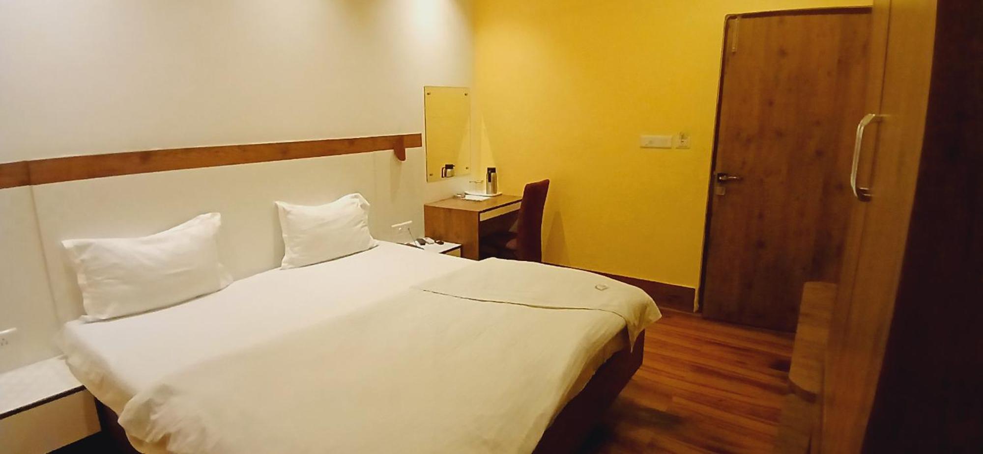 Shivam Hotel Varanasi - Near Kashi Vishwanath Temple With Parking And Lift المظهر الخارجي الصورة